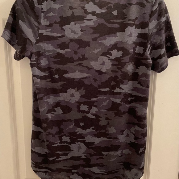 Athleta Breezy Camo Scoop Tee - Size Small - NWOT - Picture 8 of 9